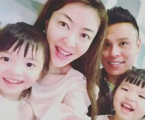 熊黛林给家人拍照,郭可颂和大女儿捧场,小女儿却偷看姐姐表情难测