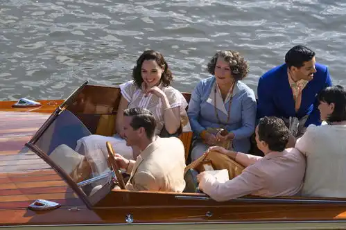 新版尼罗河上的惨案发布全新剧照盖尔加朵艾米汉莫度假装携手亮相
