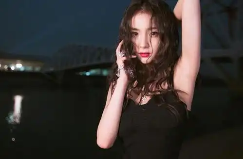 没扶到沈腾不慌杨幂依旧优雅端庄,黑色吊带裙演绎啥叫风情万种