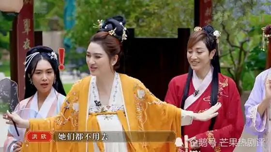 真的老了朱茵陈法蓉穿汉服翻车,美颜滤镜也盖不住层层皱纹
