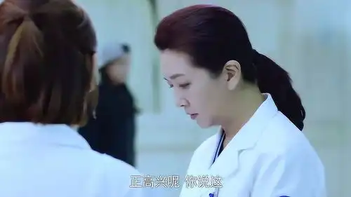 急诊科医生乔娜议论江晓琪,刘慧敏打断了她,并且斥责了她
