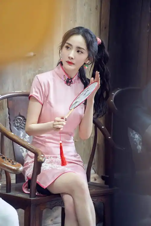 组图密逃姐姐惊喜联动杨幂张雨绮双马尾旗袍造型吸睛
