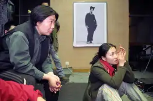 上海文联黄磊称他是传奇潜伏剧场30余年,巩俐姜文汪峰的青春都凝固在他的胶片中