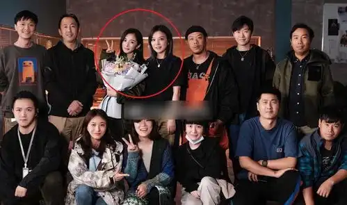 赵薇杨幂甜蜜拥抱合影,相差10岁依旧宛如姐妹,我却关注新剧杀青