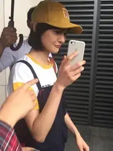 活脱脱的樱桃小丸子郑爽戴小黄帽撅嘴呆萌
