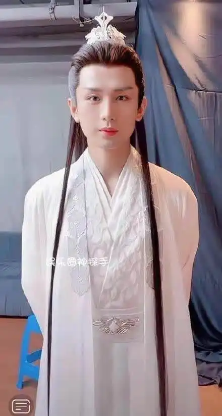 成毅上班图被疯传,关掉滤镜怼脸拍,这颜值是真实的吗