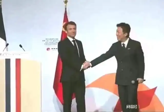 马克龙真是太热情穿西装跟两只手紧握着黄渤,巩俐在台下笑开花
