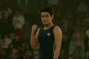 在对女性处境的反思上,神秘巨星比摔跤吧,爸爸走得更远
