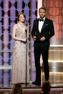 金球颁奖小贱贱雷诺兹与石头姐携手颁奖
