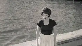 brucenaumandiamondshapedroomwithyellowlightbuludinaoman布鲁斯瑙曼
