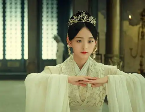 新剧凤奕开播,女主神似赵丽颖,跟颖宝同岁却更年轻漂亮
