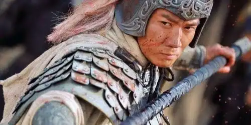 三国演义里卸甲而坐的赵云在凤鸣山能逃过一劫,背后的功臣是谁
