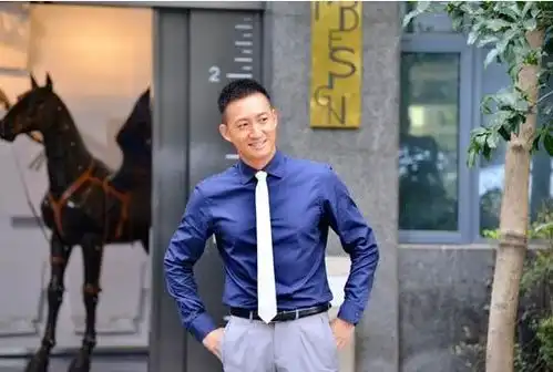 拽王王阳走红,拽酷特务头子,悲情滕梓荆,43岁拽而不油角色
