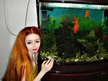 16岁真人芭比以假乱真32f巨胸遭偷瞄
