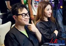 组图柳岩屌丝男士2卖萌剧照曝光清爽马尾变身发廊妹
