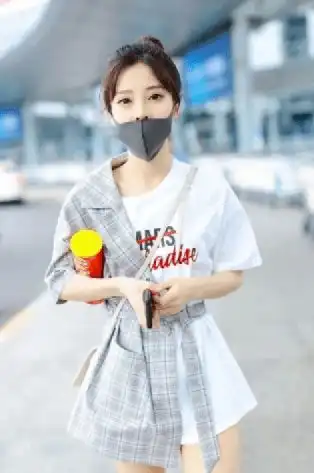 冯提莫大晒美照,穿背心裙花园拍写真,五官精致笑容太甜了
