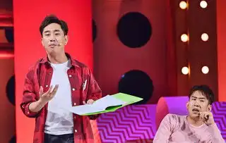 董卿曾险摔跤尼格买提我们一起上春晚聊春晚秘闻