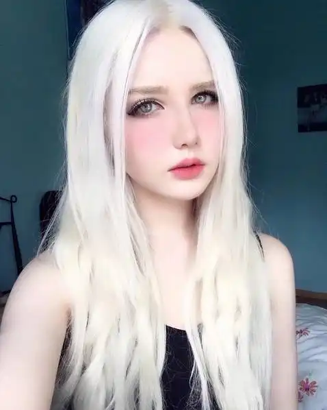 俄罗斯萝莉生来银发像仙境走出,靠惊世美颜日赚1000,羡慕又嫉妒
