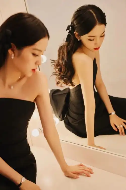 欧阳娜娜黑色抹胸露背裙超美艳魔鬼身材太性感撩人
