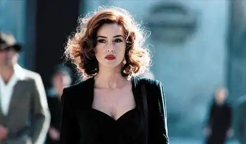 年轻时酷似西西里的美丽传说女主,她的美远不只是谢大脚
