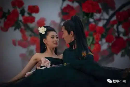 她因太子妃升职记爆红网络,她是从你的全世界路过的神秘幺鸡,如今爆光和杨洋新恋情