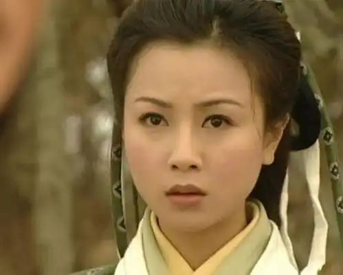 很喜欢以前古装剧的人物造型,女演员只需要一根发带,就仙气飘飘