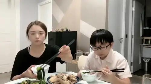 香港人的凄凉生活一家3口蜗居在香港30平方,晚餐一碟水煮菜一只鸡有说有笑好温馨