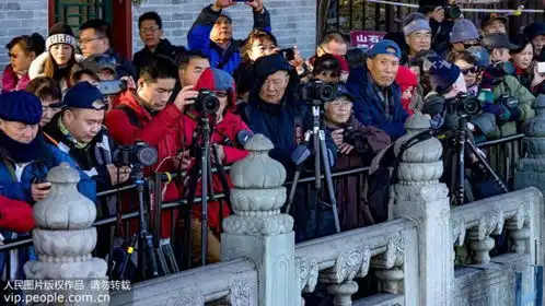 金光穿洞美景吸引摄友扎堆颐和园
