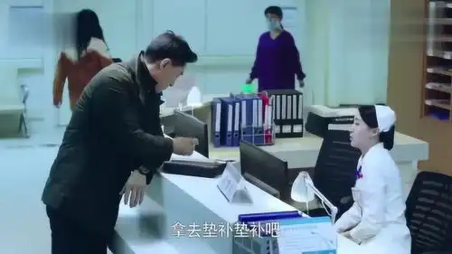 急诊科医生警察和小护士拌嘴,没想到护士还给他喝酸奶