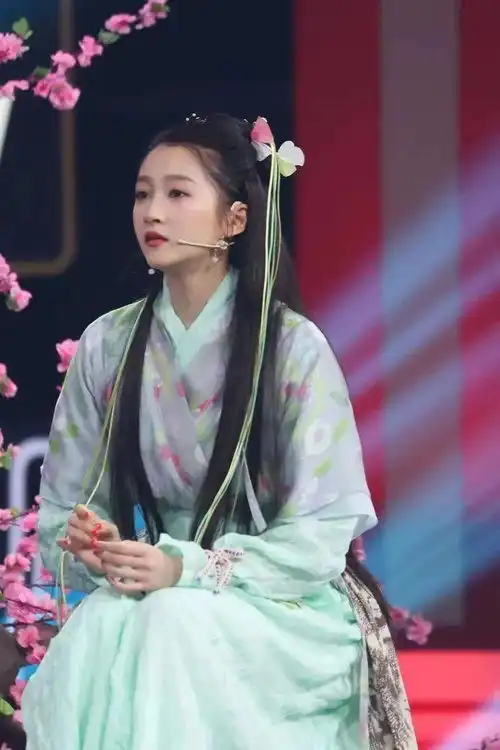 模仿关晓彤撑伞,费力学不会