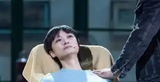 心酸的李宇春被父亲劝退,坐在轮椅上撕心裂肺,如今又曝新情况
