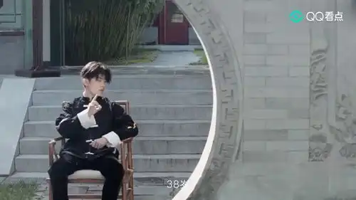 易烊千玺写毛笔字,侧颜简直完美,1秒转粉的花絮