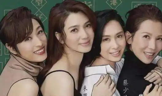 蔡少芬张晋埋头吃路边摊,女方素颜瘦到脱相,皮肤松弛难掩老态