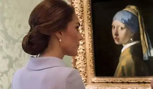 凯特强行装嫩娃娃领衬衫真少女,再戴女王御赐珍珠耳环示威梅根