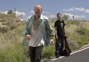 看到一个穿着白色内裤听到警笛声瑟瑟发抖的50岁男人,你能想到什么
