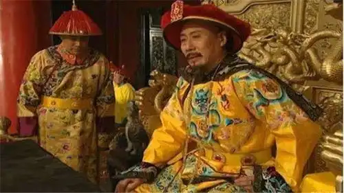雍正王朝弘历骑在康熙肩上写字,为何雍正看到后特意照了照镜子
