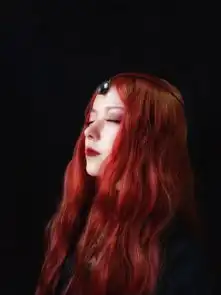 媚眼含羞汉服妆扮,神秘哥特式lolita裙,二选一好难啊
