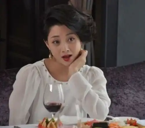 长得好看,7次拒绝土豪求婚,如今40岁的她低调结婚被宠成宝
