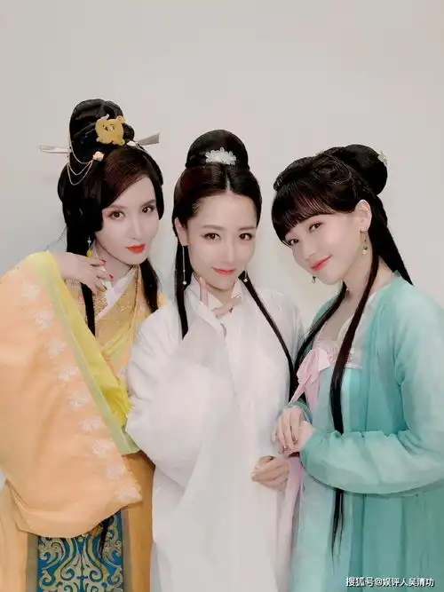 谁红跟谁玩胡歌探班唐嫣,对张萌白冰金莎的喊话却置之不理
