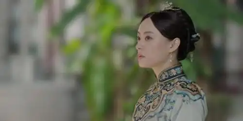 周莹丈夫早逝,她一人支撑起家族事业,去世后却被扔进乱坟岗