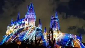 超震撼日本大阪环球影城哈利波特5周年限定霍格沃兹城堡灯光秀,四大学院的颜色都不一样好想亲自去现场体验一次
