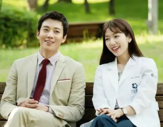 朴信惠新剧涂指甲油动手术网友批不专业
