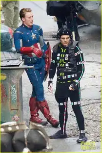 外媒曝复仇者联盟4大批片场照美国队长笑得像个孩子