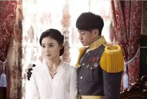 芙蓉锦幕后花絮曝光何润东袁姗姗吻到感冒交叉感染
