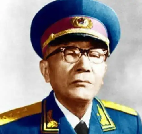 钟伟少将替彭总和黄克诚出头,被免去职务,后来怎样了