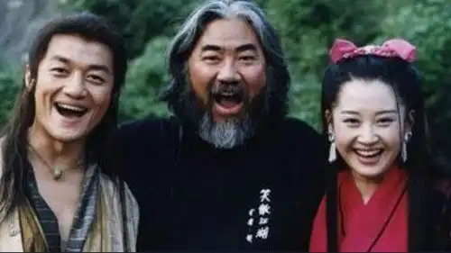 张纪中专程赴港参加金庸告别葬礼,大胡子发悼词武侠永存世间
