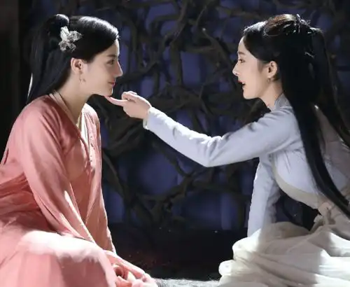 嘉行艺人纷纷发文为杨幂庆生,热巴粉丝却控评祝福偶像,场面尴尬
