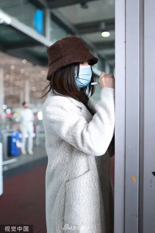 组图柳岩机场给粉丝发红包签名大方亲切实力宠粉