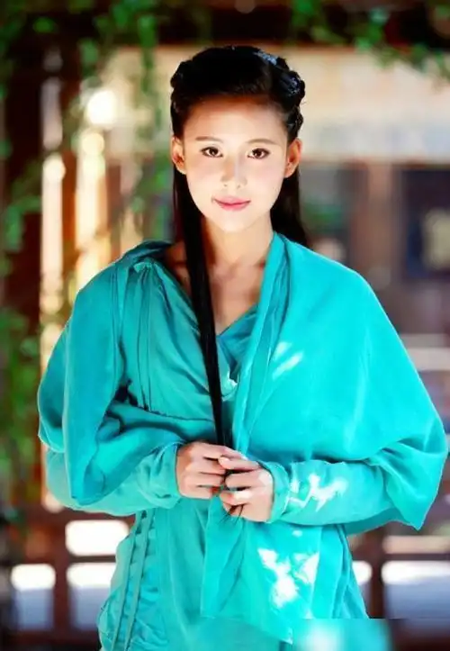 美女演员贾青尚未婚配,却有儿女一帮
