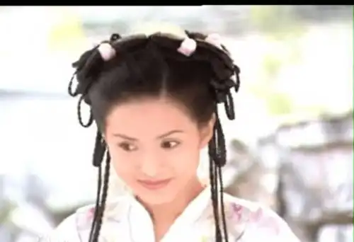 51岁李若彤亮相,玫红皮草像鸵鸟,碎钻丝袜廉价,不复小龙女惊艳
